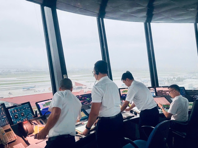 Mưa dông dữ dội kéo dài ngày 30-9 ảnh hưởng nghiêm trọng đến hoạt động bay- Ảnh 3.