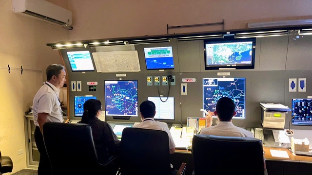 Mưa dông dữ dội kéo dài ngày 30-9 ảnh hưởng nghiêm trọng đến hoạt động bay- Ảnh 4.