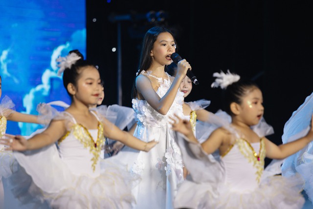 Con trai Hà Kiều Anh đệm đàn cho diva Hồng Nhung hát “Cho con”- Ảnh 8. Con trai Hà Kiều Anh đệm đàn cho diva Hồng Nhung hát “Cho con”- Ảnh 8.