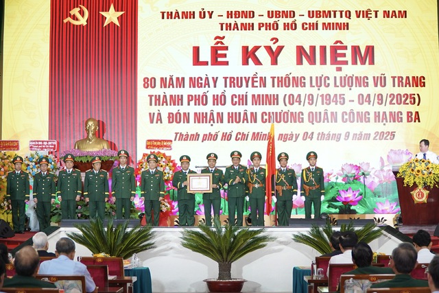Bộ Tư lệnh TP HCM đón nhận Huân chương Quân công hạng Ba- Ảnh 1. Bộ Tư lệnh TP HCM đón nhận Huân chương Quân công hạng Ba- Ảnh 1.