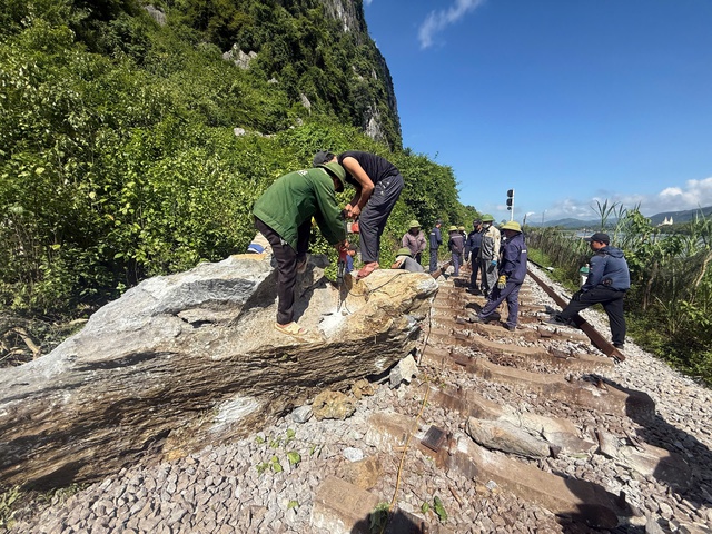Sự cố hiếm gặp khiến tàu Bắc - Nam bị tê liệt hơn 4 giờ ở Quảng Trị- Ảnh 3. Sự cố hiếm gặp khiến tàu Bắc - Nam bị tê liệt hơn 4 giờ ở Quảng Trị- Ảnh 3.