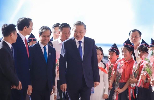 Tổng Bí thư Tô Lâm đánh trống khai giảng năm học 2025 - 2026 - Ảnh 2.