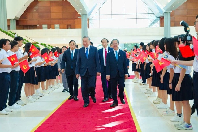 Tổng Bí thư Tô Lâm đánh trống khai giảng năm học 2025 - 2026 - Ảnh 4.