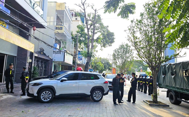 Hàng chục cảnh sát phong tỏa, khám xét nhà 1 dân anh chị không kém Tuấn "thần đèn" ở Thanh Hóa- Ảnh 2. Hàng chục cảnh sát phong tỏa, khám xét nhà 1 dân anh chị không kém Tuấn "thần đèn" ở Thanh Hóa- Ảnh 2.