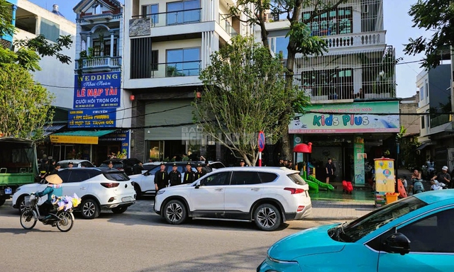 Hàng chục cảnh sát phong tỏa, khám xét nhà 1 dân anh chị không kém Tuấn "thần đèn" ở Thanh Hóa- Ảnh 3. Hàng chục cảnh sát phong tỏa, khám xét nhà 1 dân anh chị không kém Tuấn "thần đèn" ở Thanh Hóa- Ảnh 3.