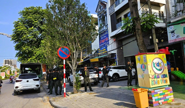 Hàng chục cảnh sát phong tỏa, khám xét nhà 1 dân anh chị không kém Tuấn "thần đèn" ở Thanh Hóa- Ảnh 4. Hàng chục cảnh sát phong tỏa, khám xét nhà 1 dân anh chị không kém Tuấn "thần đèn" ở Thanh Hóa- Ảnh 4.