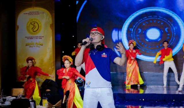 Nha sĩ, ca sĩ Phạm Kỳ Anh: Hát phục vụ cộng đồng- Ảnh 2. Nha sĩ, ca sĩ Phạm Kỳ Anh: Hát phục vụ cộng đồng- Ảnh 2.