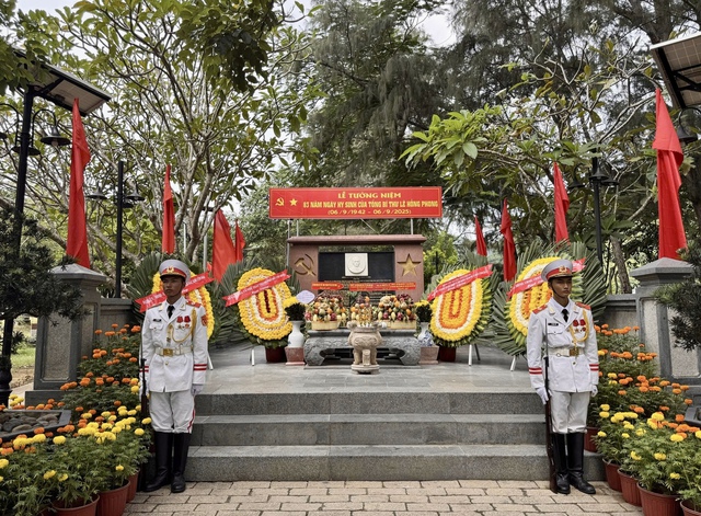 Dâng hương, dâng hoa tưởng niệm 83 năm ngày hy sinh của cố Tổng Bí thư Lê Hồng Phong- Ảnh 1. Dâng hương, dâng hoa tưởng niệm 83 năm ngày hy sinh của cố Tổng Bí thư Lê Hồng Phong- Ảnh 1.