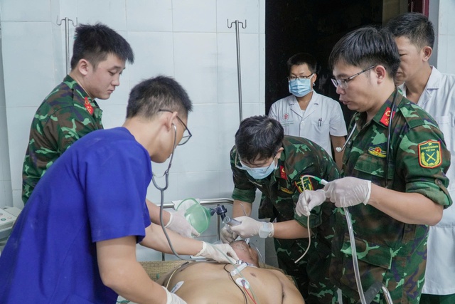 Cận cảnh di chuyển cấp cứu ngư dân nguy kịch bằng trực thăng- Ảnh 1. Cận cảnh di chuyển cấp cứu ngư dân nguy kịch bằng trực thăng- Ảnh 1.