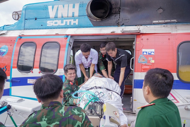 Cận cảnh di chuyển cấp cứu ngư dân nguy kịch bằng trực thăng- Ảnh 4. Cận cảnh di chuyển cấp cứu ngư dân nguy kịch bằng trực thăng- Ảnh 4.