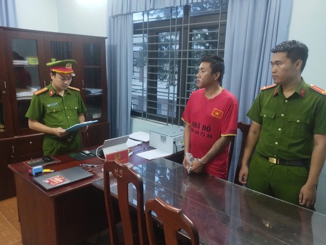 Công an Đà Nẵng tạm giam kẻ cướp xe máy gây thương tích cho người dân - Ảnh 1.