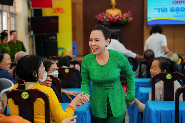 Việt Hương và Hòai Phương trao tặng quà ý nghĩa trong dịp lễ Vu lan - Ảnh 2.