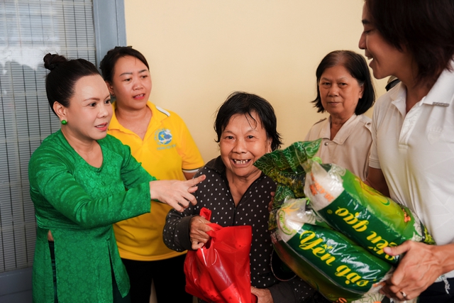 Việt Hương và Hòai Phương trao tặng quà ý nghĩa trong dịp lễ Vu lan - Ảnh 1.