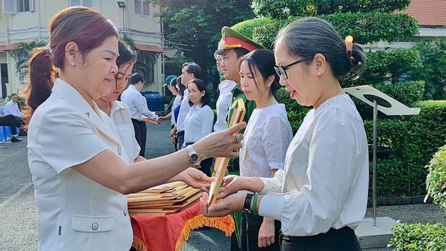 Phường Bình Thạnh khen thưởng cán bộ thực hiện mô hình chính quyền địa phương 2 cấp - Ảnh 2.