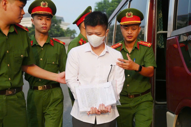 Cựu phó Chủ nhiệm Văn phòng Quốc hội, cựu Trợ lý Chủ tịch Quốc hội hầu toà - Ảnh 12.
