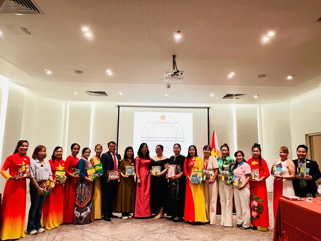 Thứ trưởng Ngoại giao thăm cửa hàng của người Việt tại Cộng hòa Síp- Ảnh 3. Thứ trưởng Ngoại giao thăm cửa hàng của người Việt tại Cộng hòa Síp- Ảnh 3.