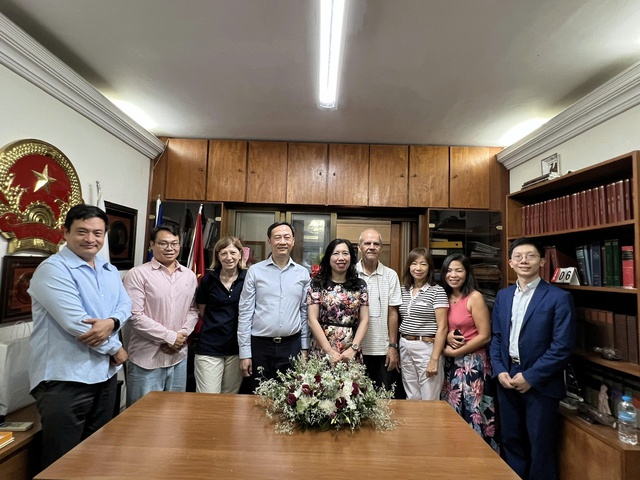 Thứ trưởng Ngoại giao thăm cửa hàng của người Việt tại Cộng hòa Síp- Ảnh 7. Thứ trưởng Ngoại giao thăm cửa hàng của người Việt tại Cộng hòa Síp- Ảnh 7.