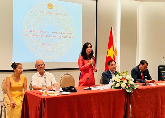 Thứ trưởng Ngoại giao thăm cửa hàng của người Việt tại Cộng hòa Síp- Ảnh 1. Thứ trưởng Ngoại giao thăm cửa hàng của người Việt tại Cộng hòa Síp- Ảnh 1.