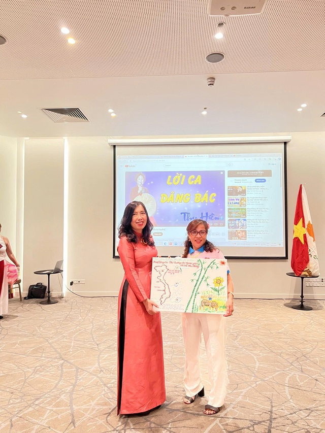 Thứ trưởng Ngoại giao thăm cửa hàng của người Việt tại Cộng hòa Síp- Ảnh 9. Thứ trưởng Ngoại giao thăm cửa hàng của người Việt tại Cộng hòa Síp- Ảnh 9.