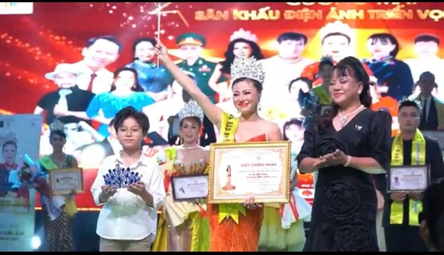 Dạ Minh Châu xúc động đạt giải Nhất Gương mặt sân khấu – điện ảnh 2025 - Ảnh 1.