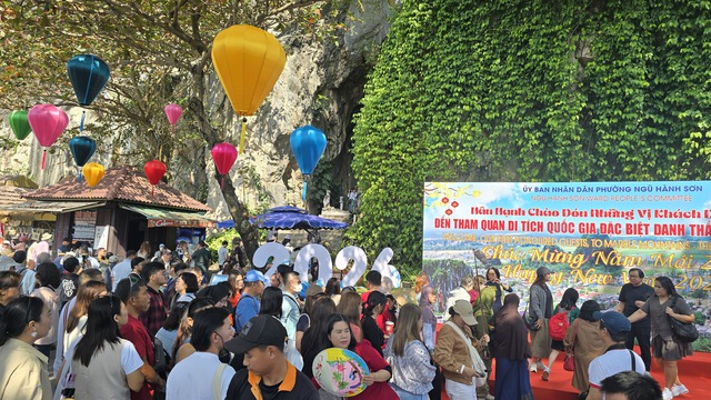 H&agrave;ng ngh&igrave;n du kh&aacute;ch đến danh thắng Ngũ H&agrave;nh Sơn, xem &ldquo;đặc sản&rdquo; Ma Nhai - Ảnh 1.