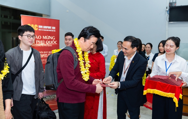 H&agrave;ng kh&ocirc;ng tấp nập đ&oacute;n m&aacute;y bay, đ&oacute;n kh&aacute;ch đầu năm 2026 - Ảnh 1.