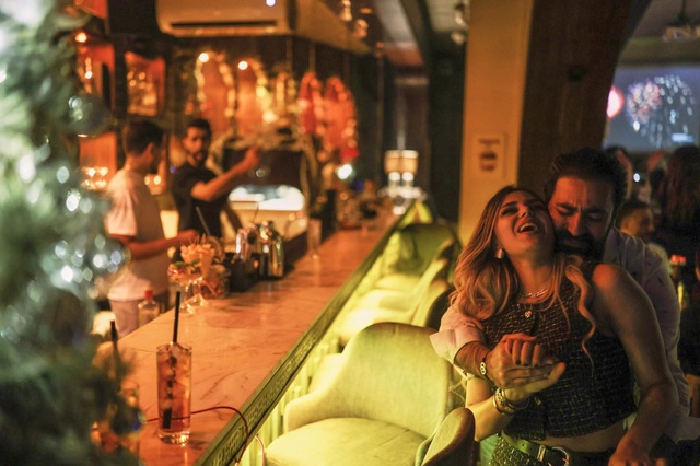 Mỹ ch&agrave;o năm mới 2026 với quả cầu đổi m&agrave;u, Trung Đ&ocirc;ng nhiều sắc th&aacute;i - Ảnh 8.