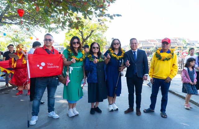 Rộn r&agrave;ng đ&oacute;n đo&agrave;n du kh&aacute;ch x&ocirc;ng đất Hội An đầu năm mới - Ảnh 4.