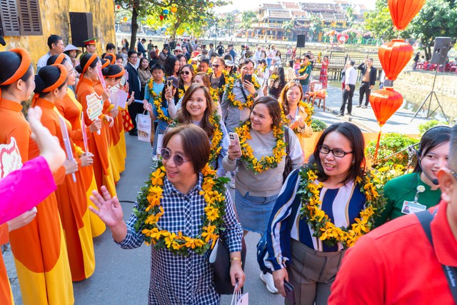 Rộn r&agrave;ng đ&oacute;n đo&agrave;n du kh&aacute;ch x&ocirc;ng đất Hội An đầu năm mới - Ảnh 2.