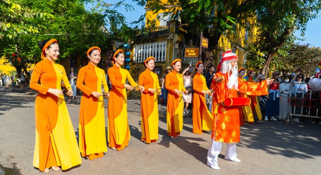 Rộn r&agrave;ng đ&oacute;n đo&agrave;n du kh&aacute;ch x&ocirc;ng đất Hội An đầu năm mới - Ảnh 6.