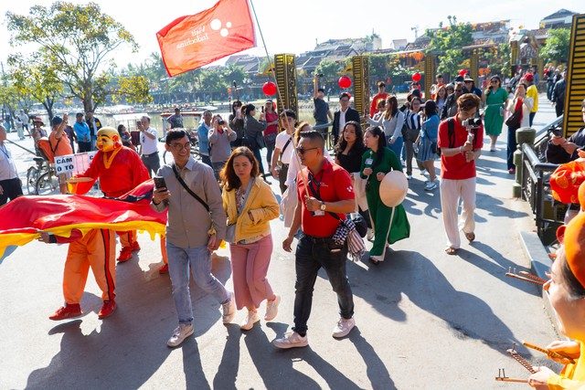 Rộn r&agrave;ng đ&oacute;n đo&agrave;n du kh&aacute;ch x&ocirc;ng đất Hội An đầu năm mới - Ảnh 9.