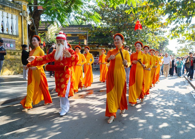 Rộn r&agrave;ng đ&oacute;n đo&agrave;n du kh&aacute;ch x&ocirc;ng đất Hội An đầu năm mới - Ảnh 7.