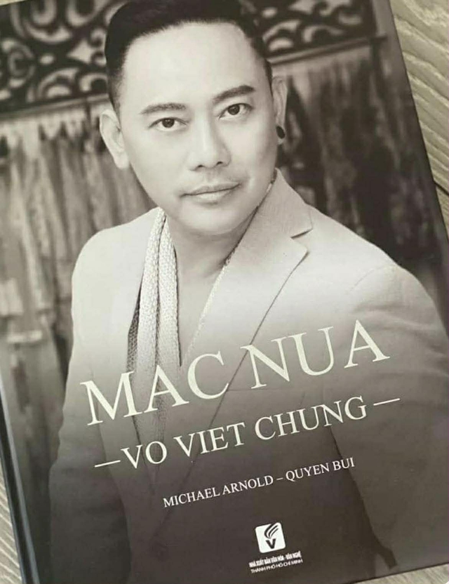 NTK Võ Việt Chung trao tặng tiền bán sách "Mặc Nưa" cho "Mai Vàng tri ân", "Mai Vàng nhân ái" - Ảnh 1.