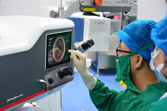 Trung tâm Mắt Kỹ thuật cao VISI tài trợ khám và phẫu
thuật mắt 700 triệu đồng - Ảnh 2. Trung tâm Mắt Kỹ thuật cao VISI tài trợ khám và phẫu
thuật mắt 700 triệu đồng - Ảnh 2.