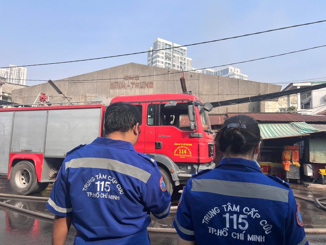 Ch&aacute;y lớn thi&ecirc;u rụi 5 căn nh&agrave; ở TPHCM s&aacute;ng nay , nguy&ecirc;n nh&acirc;n đang được điều tra - Ảnh 3.