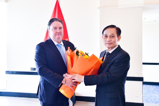 Bộ trưởng Ngoại giao Lê Hoài Trung trao Huân chương Hữu nghị cho Đại sứ Mỹ Marc Knapper - Ảnh 2.