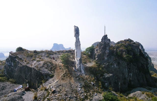 VIDEO: H&ograve;n Vọng Phu "kho&aacute;c &aacute;o mới" ở Thanh H&oacute;a sau khi được chi 17 tỉ đồng - Ảnh 1.