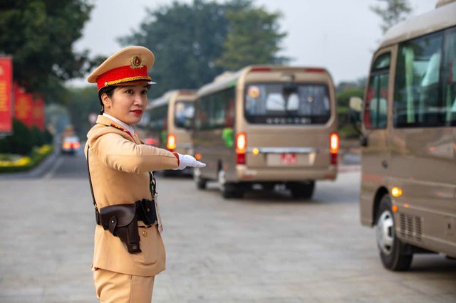 Diễn tập dẫn đoàn , xếp xe phục vụ Đại hội Đảng an toàn và hiệu quả - Ảnh 2. Diễn tập dẫn đoàn , xếp xe phục vụ Đại hội Đảng an toàn và hiệu quả - Ảnh 2.