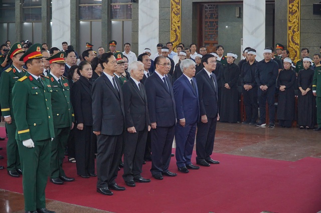 L&atilde;nh đạo, nguy&ecirc;n l&atilde;nh đạo Trung ương v&agrave; TPHCM đến viếng Đại tướng L&ecirc; Văn Dũng - Ảnh 1.