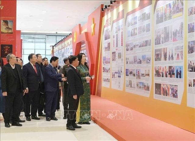 Trưng bày ảnh "Dưới cờ Đảng - Đất nước tiến vào kỷ nguyên mới" - Ảnh 1.