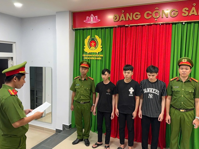 Công an TPHCM bắt 3 thanh niên gây rối gần cầu Ba Son - Ảnh 1. Công an TPHCM bắt 3 thanh niên gây rối gần cầu Ba Son - Ảnh 1.