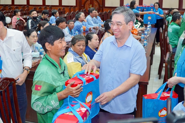 Tặng thẻ BHYT giúp đoàn viên, người lao động giảm bớt khó khăn khi khám chữa bệnh - Ảnh 3.