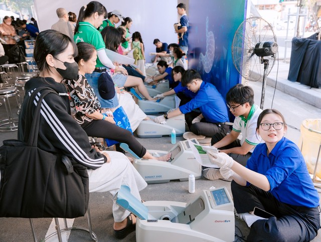 Nhiều người dân TP HCM được khám sức khỏe miễn phí - Ảnh 2.