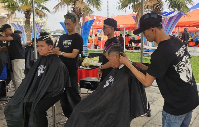 "C&ocirc;ng xưởng hạnh ph&uacute;c" đến với c&ocirc;ng nh&acirc;n, người d&acirc;n x&atilde; B&agrave;u B&agrave;ng (TPHCM) - Ảnh 7.