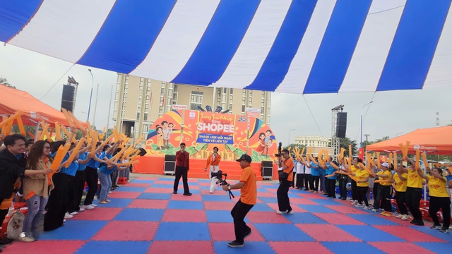 "C&ocirc;ng xưởng hạnh ph&uacute;c" đến với c&ocirc;ng nh&acirc;n, người d&acirc;n x&atilde; B&agrave;u B&agrave;ng (TPHCM) - Ảnh 1.