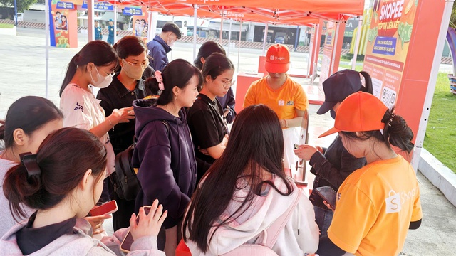 "C&ocirc;ng xưởng hạnh ph&uacute;c" đến với c&ocirc;ng nh&acirc;n, người d&acirc;n x&atilde; B&agrave;u B&agrave;ng (TPHCM) - Ảnh 4.