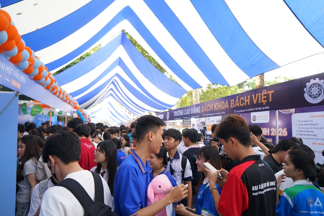 Các trường CĐ thu hút đông học sinh tại ngày hội hướng nghiệp - Ảnh 1.