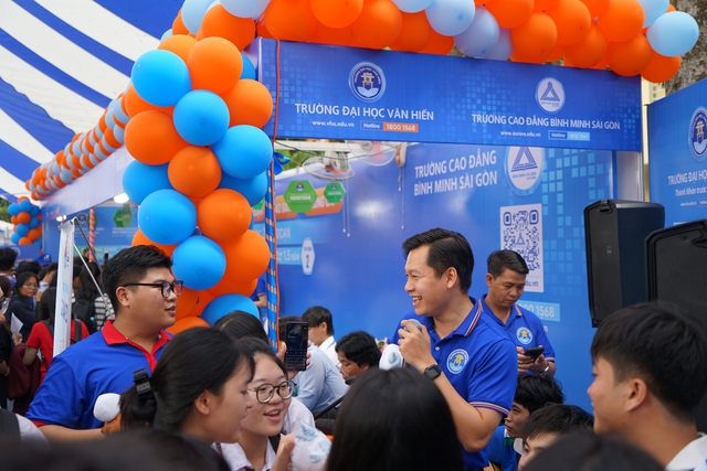 Các trường CĐ thu hút đông học sinh tại ngày hội hướng nghiệp - Ảnh 3.
