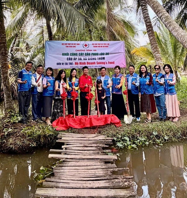 Xây 9 cầu giao thông nông thôn và trao tặng quà Tết cho bà con Vĩnh Long - Ảnh 1.