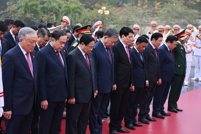 Đại biểu dự Đại hội XIV vào Lăng viếng Chủ tịch Hồ Chí Minh, đặt hoa tại Đài tưởng niệm các Anh hùng liệt sĩ - Ảnh 7.